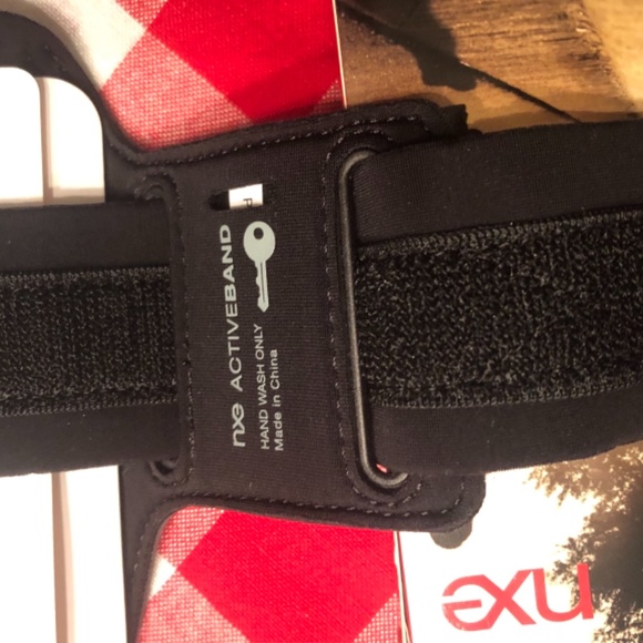 *Bundle 3/$10 💛 NXE Reflective Protective Active Arm Band for iphones - Picture 6 of 6